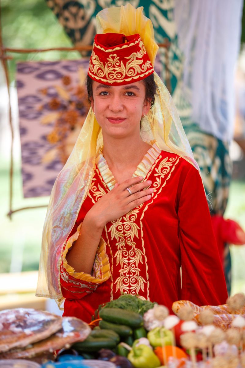 Usbekische Frau in traditioneller Kleidung